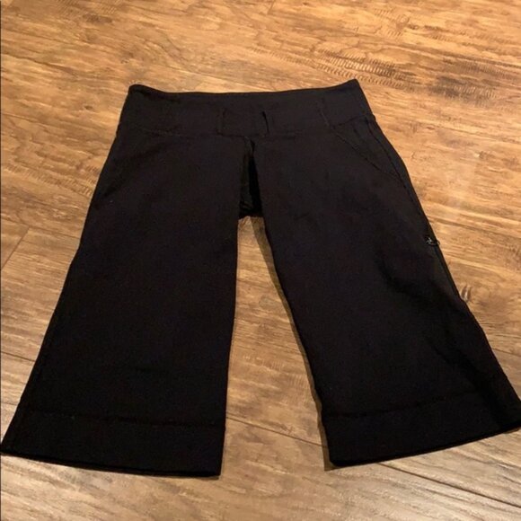 Lululemon black baggy capris - Picture 7 of 9